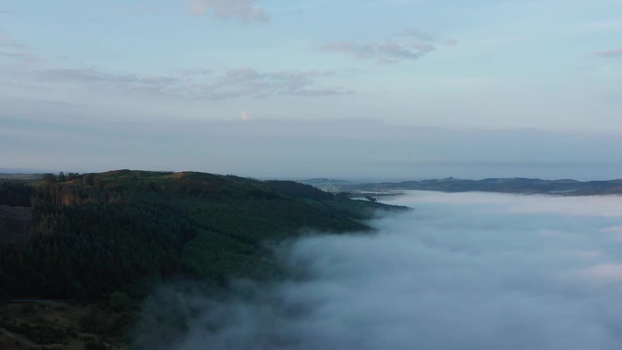 温德米尔湖鸟瞰图，云雾缭绕的山脉，茂密的森林，英国。视频素材