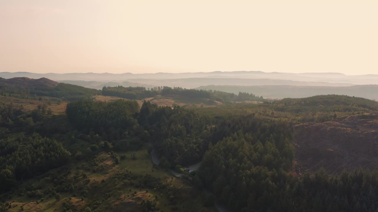 鸟瞰日落在森林丘陵和山谷，英国。视频素材