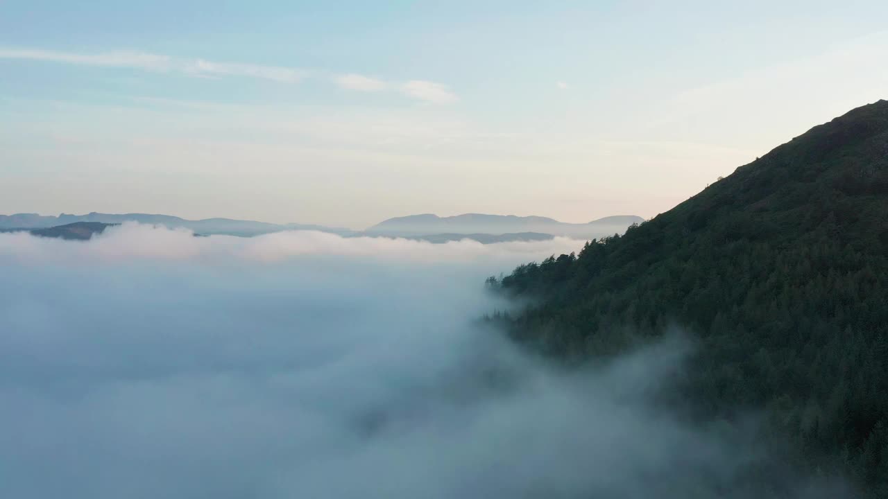 在英国湖区的雾蒙蒙的森林和山脉鸟瞰图。视频素材