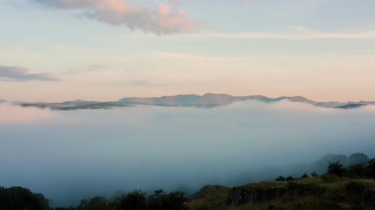 云雾缭绕的山脉和宁静的温德米尔湖鸟瞰图，英国。视频素材