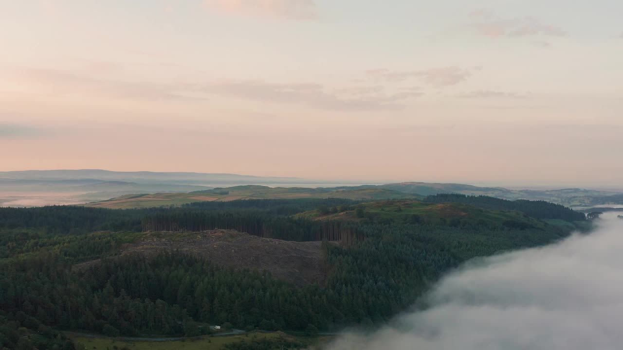 云雾缭绕的森林和山景鸟瞰图，温德米尔湖，英国。视频素材