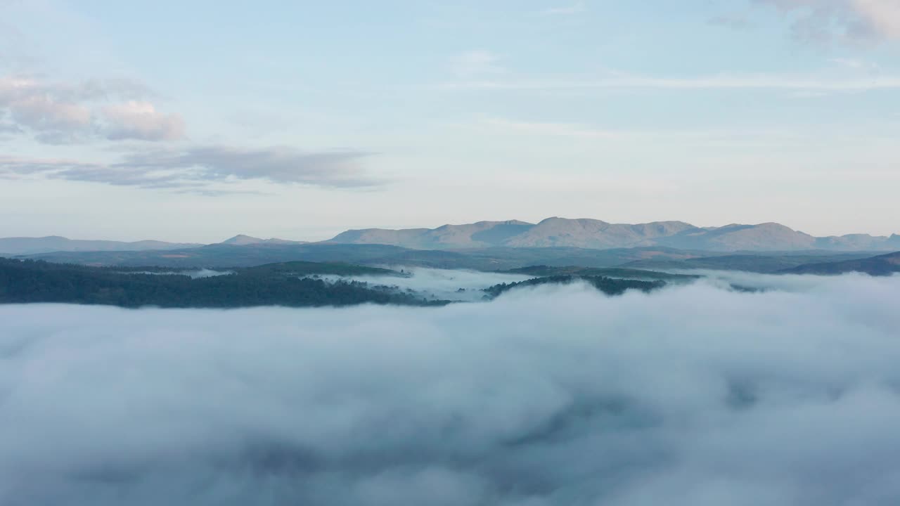 云雾缭绕的温德米尔湖鸟瞰图，背景是山脉，英国。视频素材