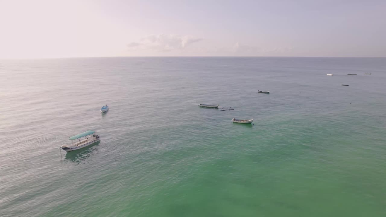 鸟瞰宁静的印度洋与船只，迪亚尼，夸莱，肯尼亚。视频素材