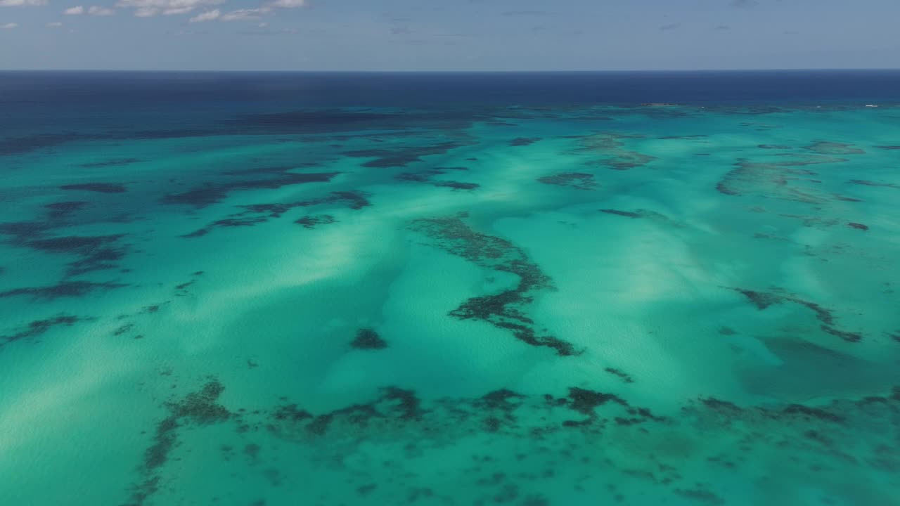 巴哈马拿骚，玫瑰岛清澈的海水和珊瑚礁鸟瞰图。视频素材