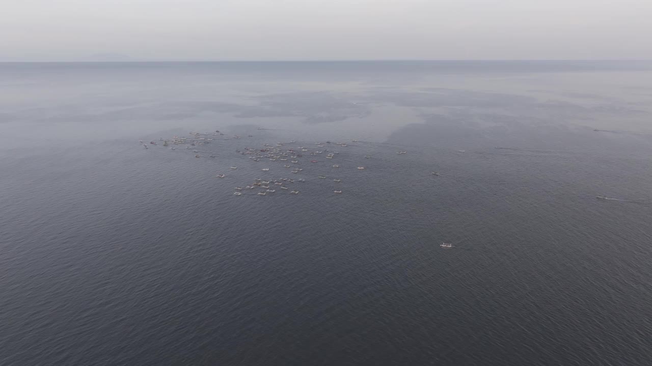 鸟瞰宁静的日出在海上与船只，洛维纳，巴厘岛，印度尼西亚。视频素材