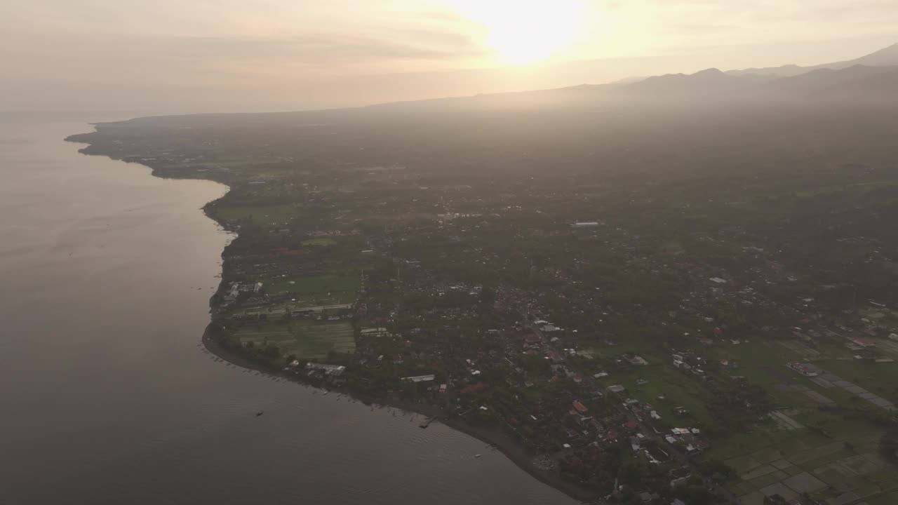 鸟瞰日出时宁静的沿海村庄，洛维纳，巴厘岛，印度尼西亚。视频素材