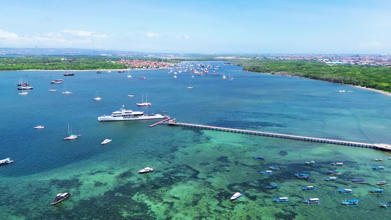 鸟瞰印尼巴厘岛的沙努尔海滩。视频素材