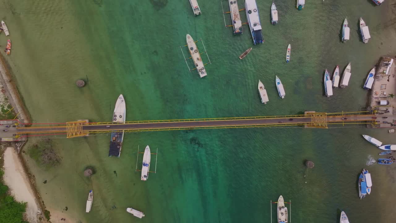 鸟瞰碧绿的海水和船只，巴厘岛。视频素材