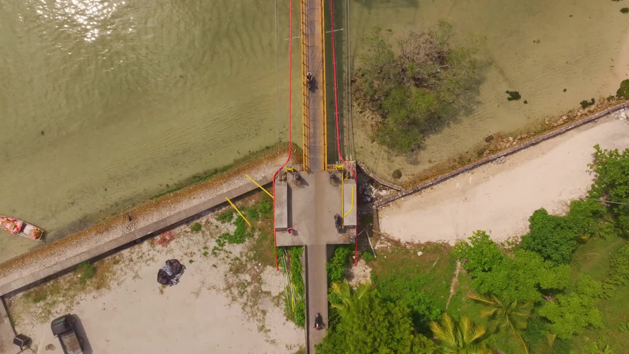 鸟瞰碧绿的海水和黄色的桥，巴厘岛。视频素材