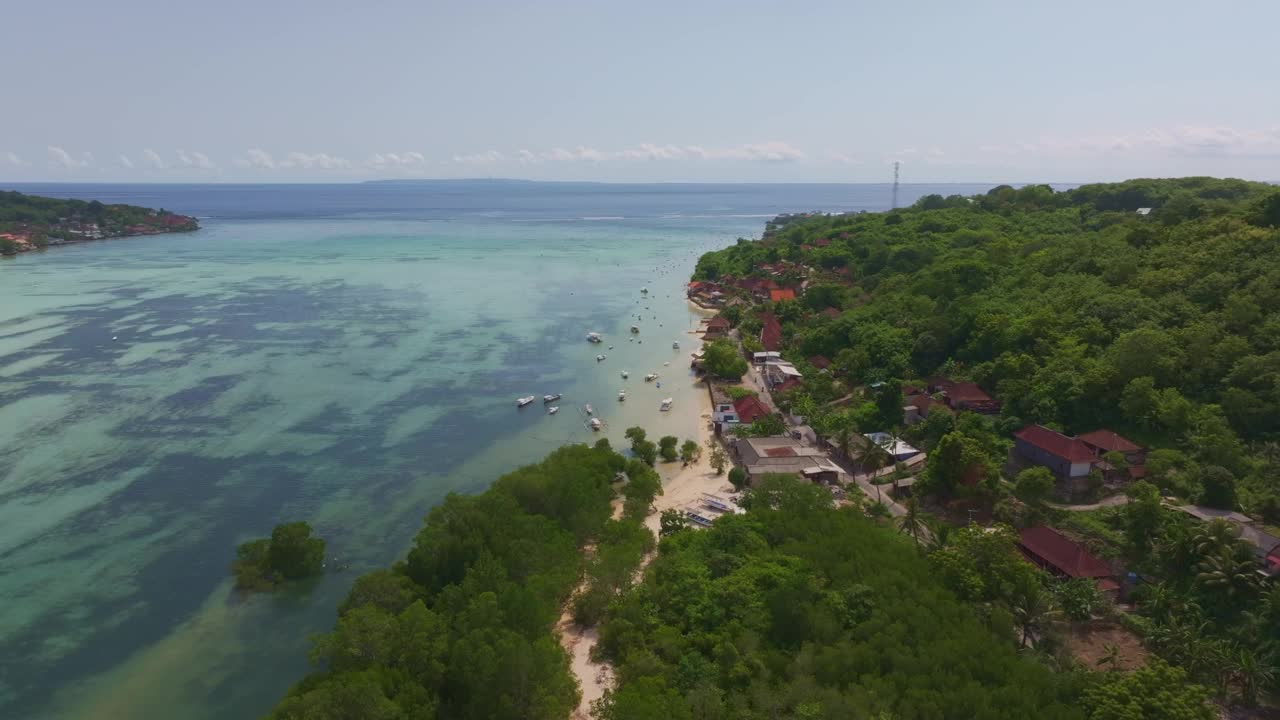 鸟瞰宁静的海岸线，船只和房屋，印度尼西亚。视频素材