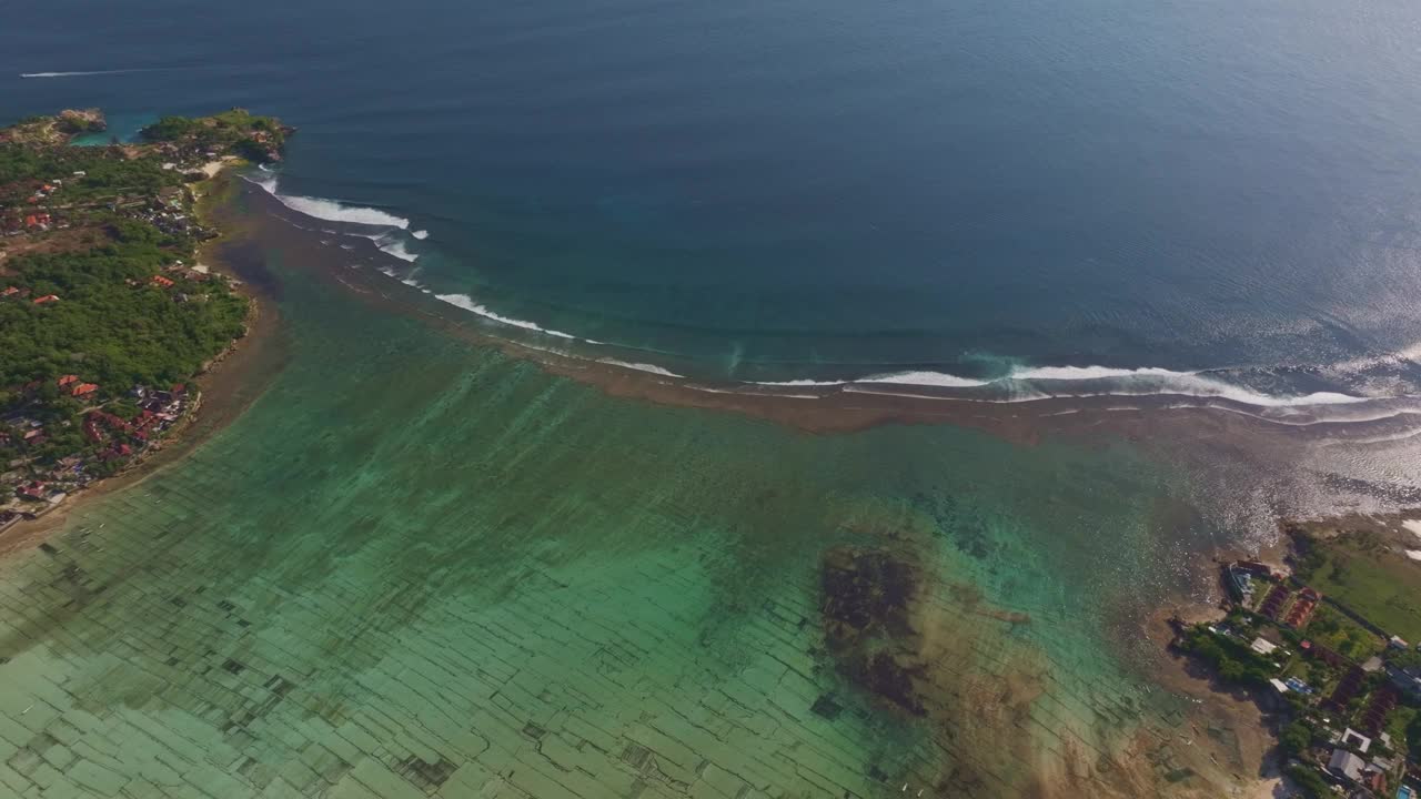 鸟瞰日出时宁静的海岸线，印尼巴厘岛的努沙塞宁安岛。视频素材