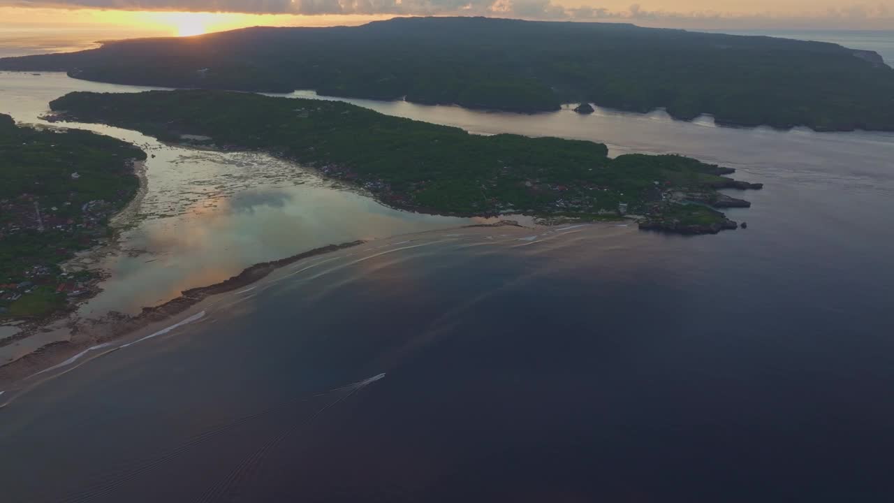 鸟瞰印尼巴厘岛海岸上宁静的日出。视频素材