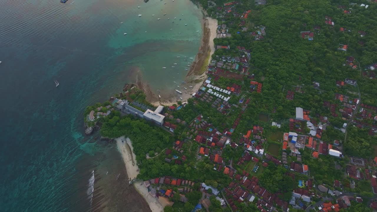 魔鬼之泪的鸟瞰图，海洋，Nusa Lembongan，巴厘岛，印度尼西亚。视频素材