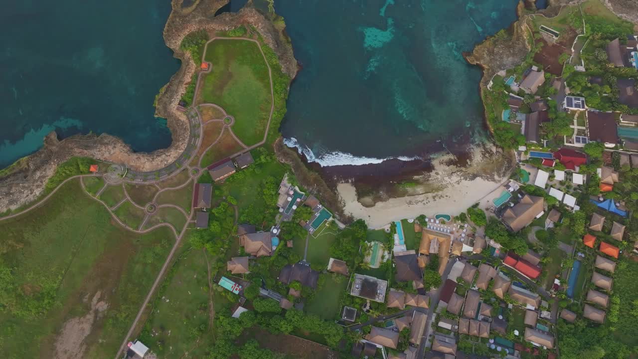 鸟瞰魔鬼之泪和海洋，日出，海岸线，巴厘岛，印度尼西亚。视频素材