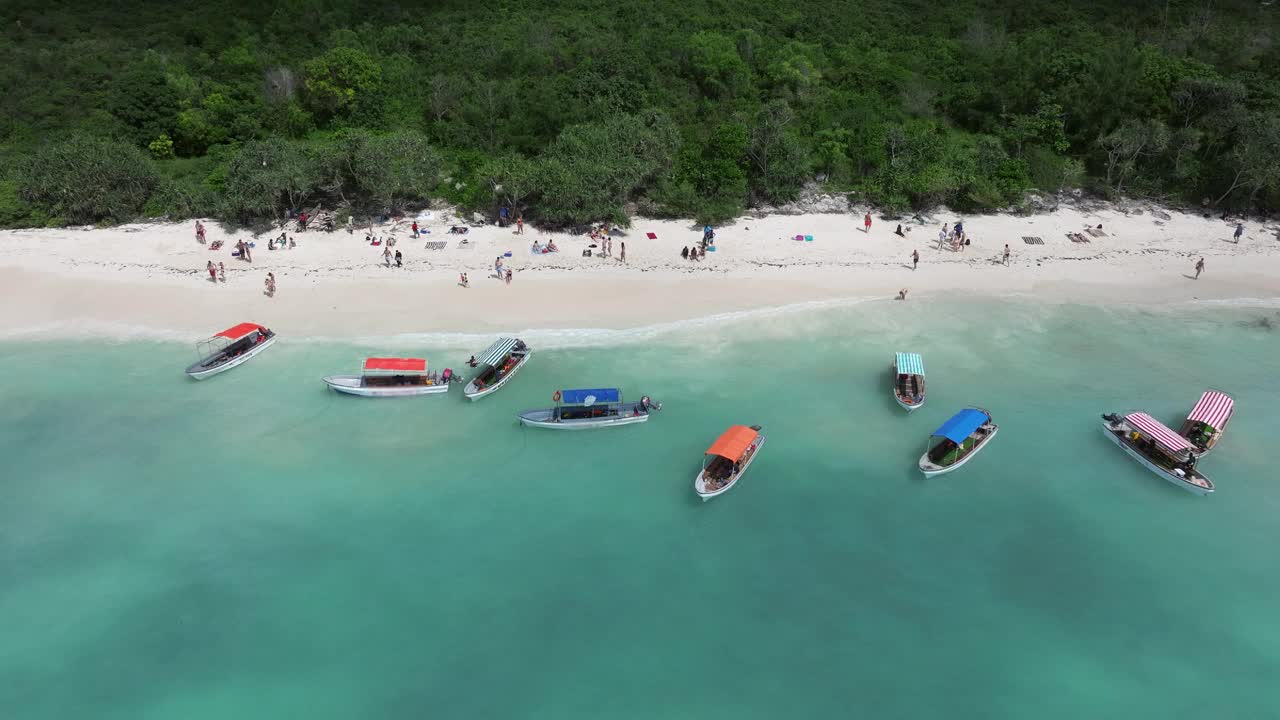 南巴海滩的全景，水中的人和船视频素材