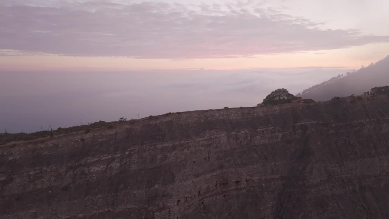 鸟瞰图伊真火山与硫磺雾在日出，印度尼西亚。视频素材