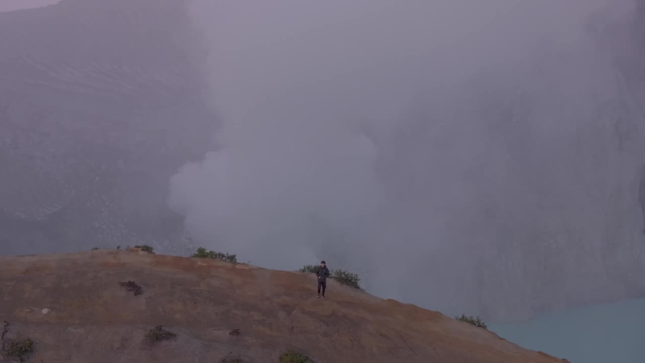 印度尼西亚爪哇，与徒步旅行者一起鸟瞰迷雾火山湖伊真湖。视频素材