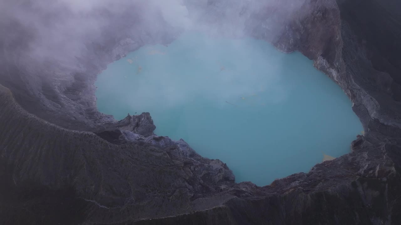 印尼日出时火山火山口与硫磺湖的鸟瞰图。视频素材