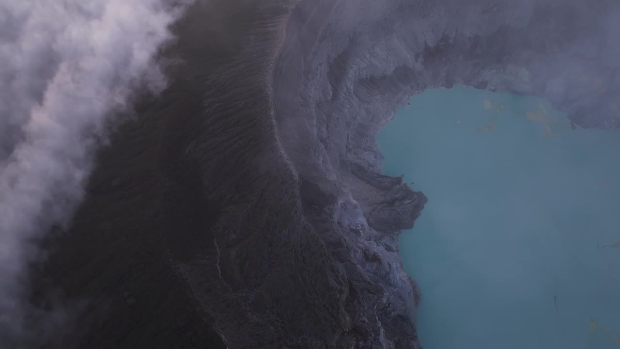 印尼爪哇，雾蒙蒙的卡瓦伊真火山鸟瞰图。视频素材