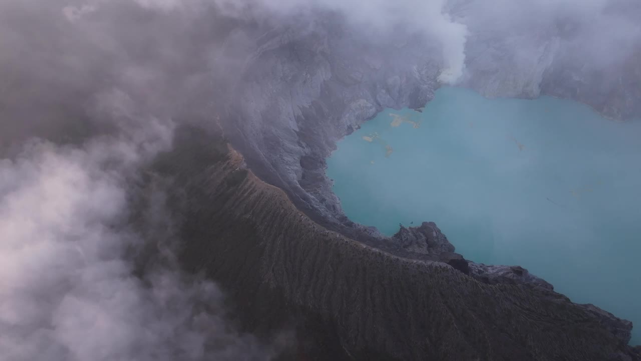 印尼，日出时火山烟雾弥漫的火山口湖鸟瞰图。视频素材