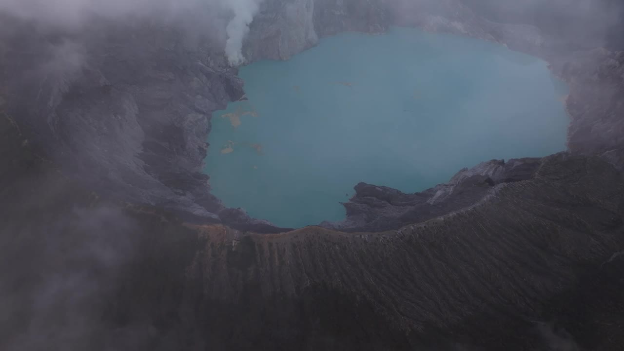 印尼雾蒙蒙的伊真火山和硫磺湖鸟瞰图。视频素材