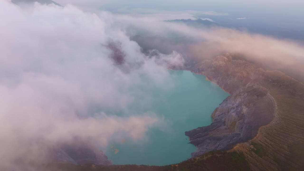 鸟瞰雾蒙蒙的伊真火山和硫磺湖，爪哇，印度尼西亚。视频素材