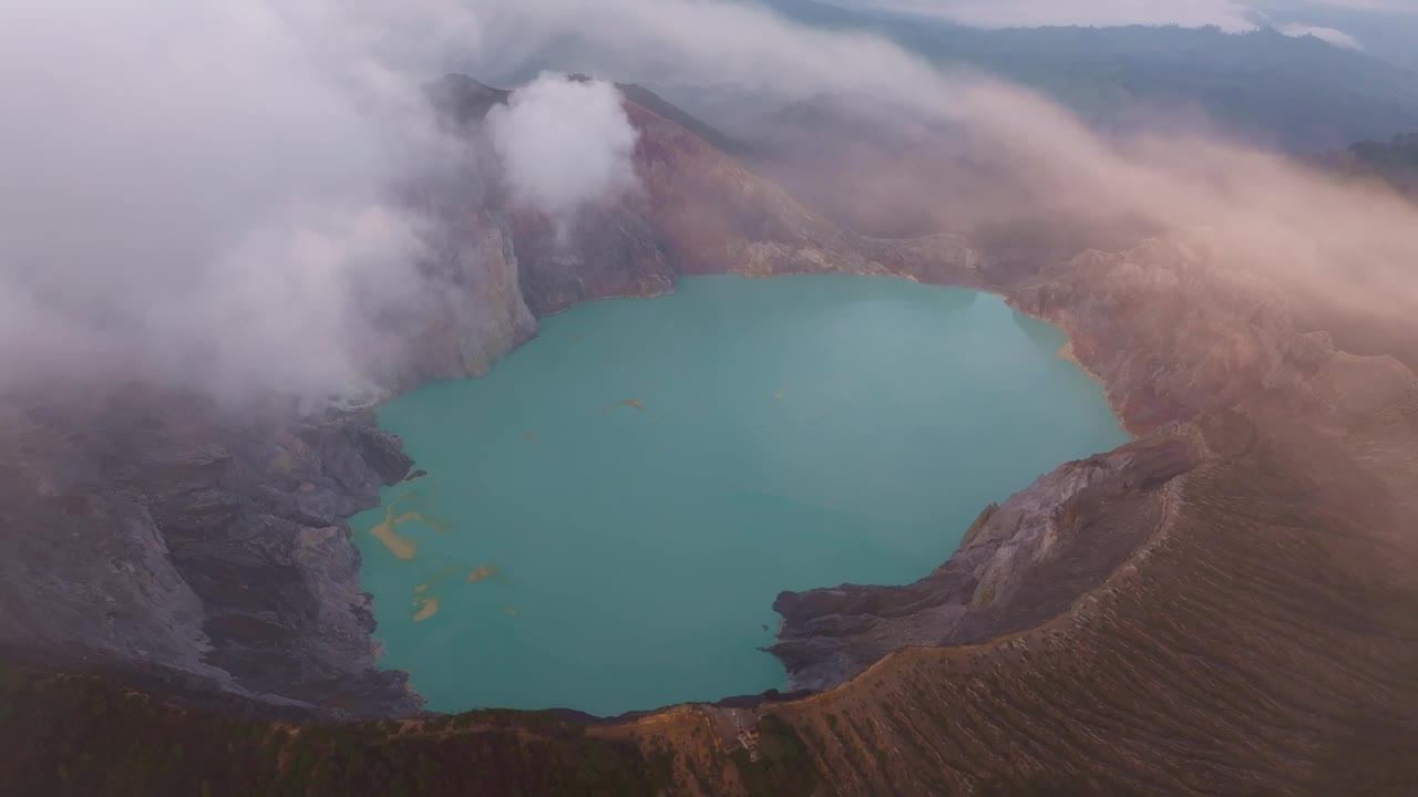 印尼雾蒙蒙的伊真火山和硫磺湖鸟瞰图。视频素材