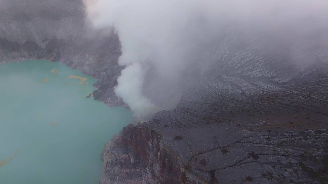 印尼雾蒙蒙的硫磺湖和冒烟的火山鸟瞰图。视频素材