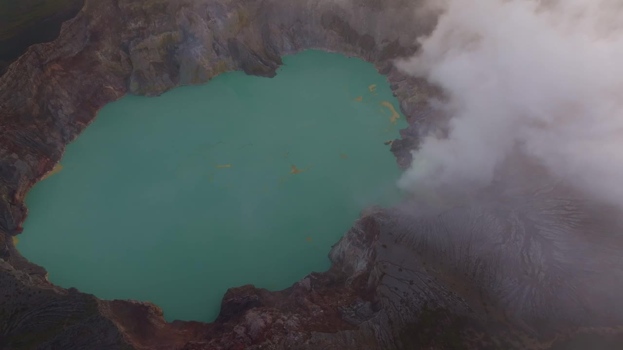 印尼日出时火山湖的鸟瞰图。视频素材