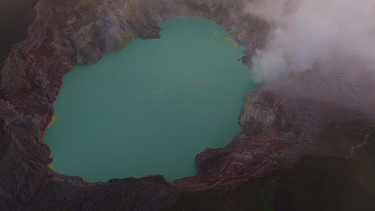 鸟瞰雾蒙蒙的伊真火山火山口湖，爪哇，印度尼西亚。视频素材