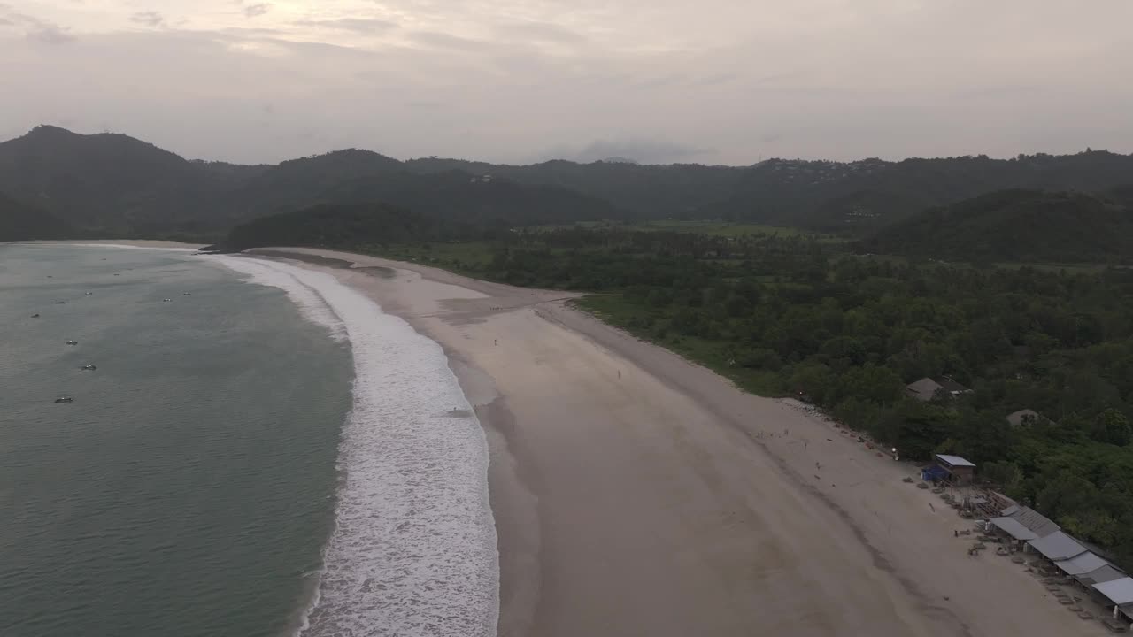 鸟瞰海滩和绿色植物，印度尼西亚。视频素材