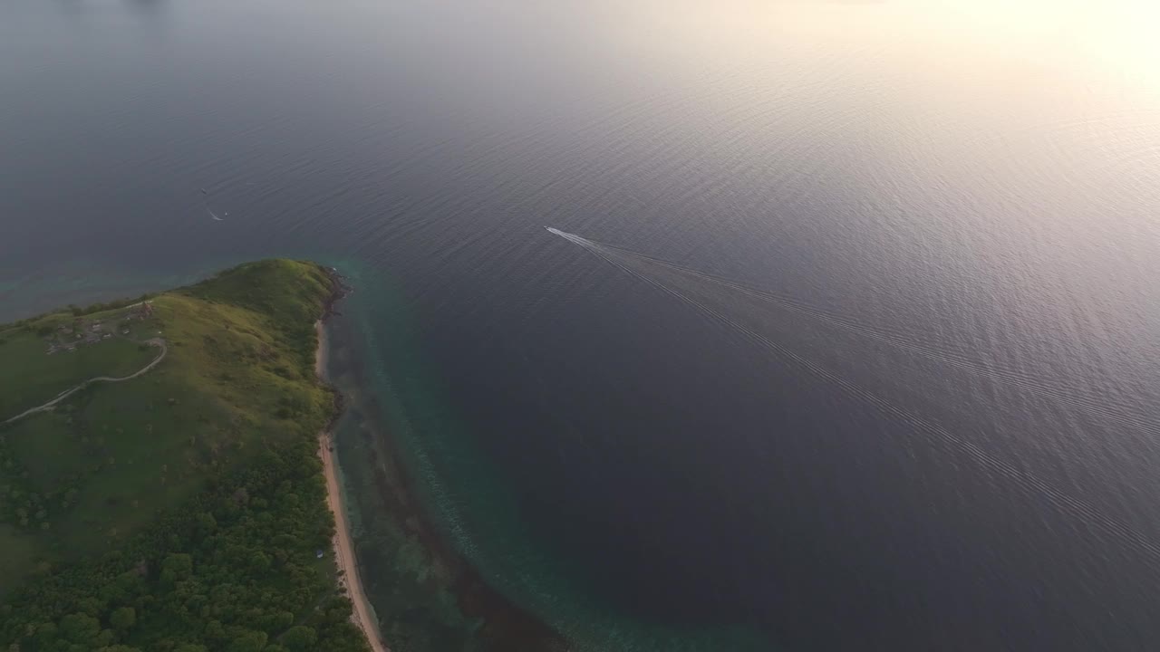 鸟瞰日落时的热带岛屿海岸线，印度尼西亚科莫多岛。视频素材