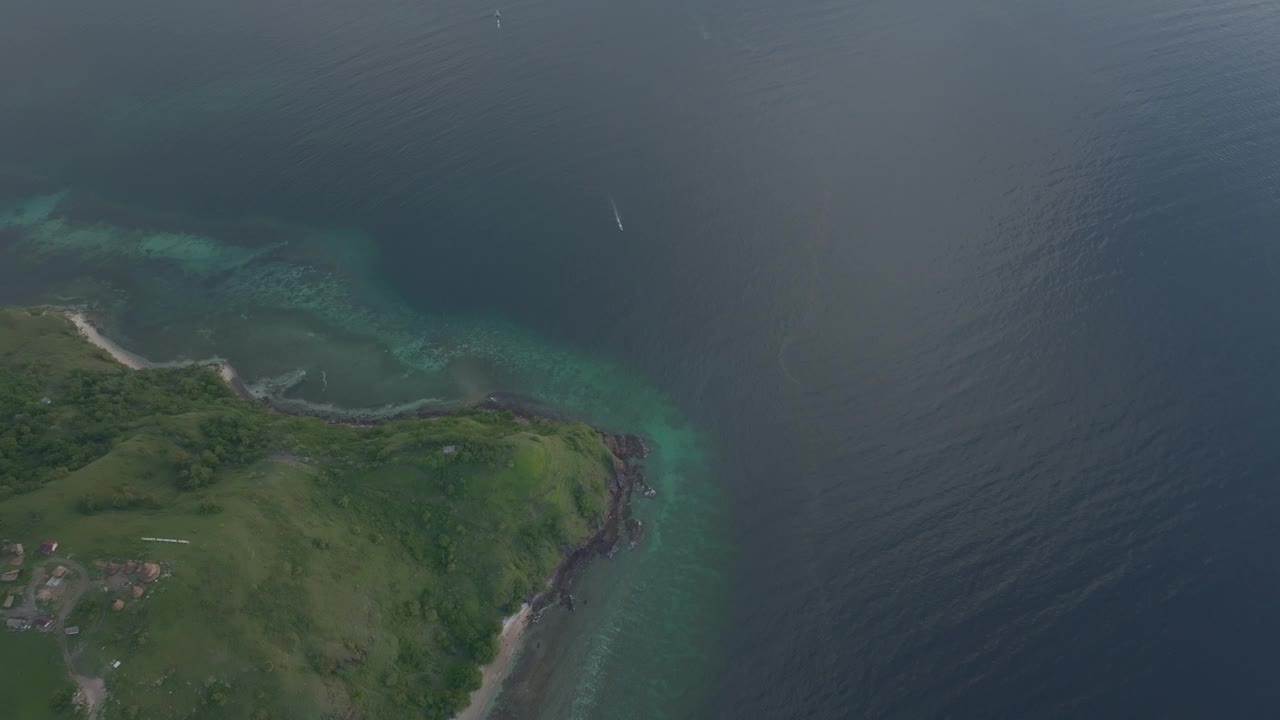 热带岛屿海岸线鸟瞰图，清澈的海水，纳闽巴霍，印度尼西亚。视频素材