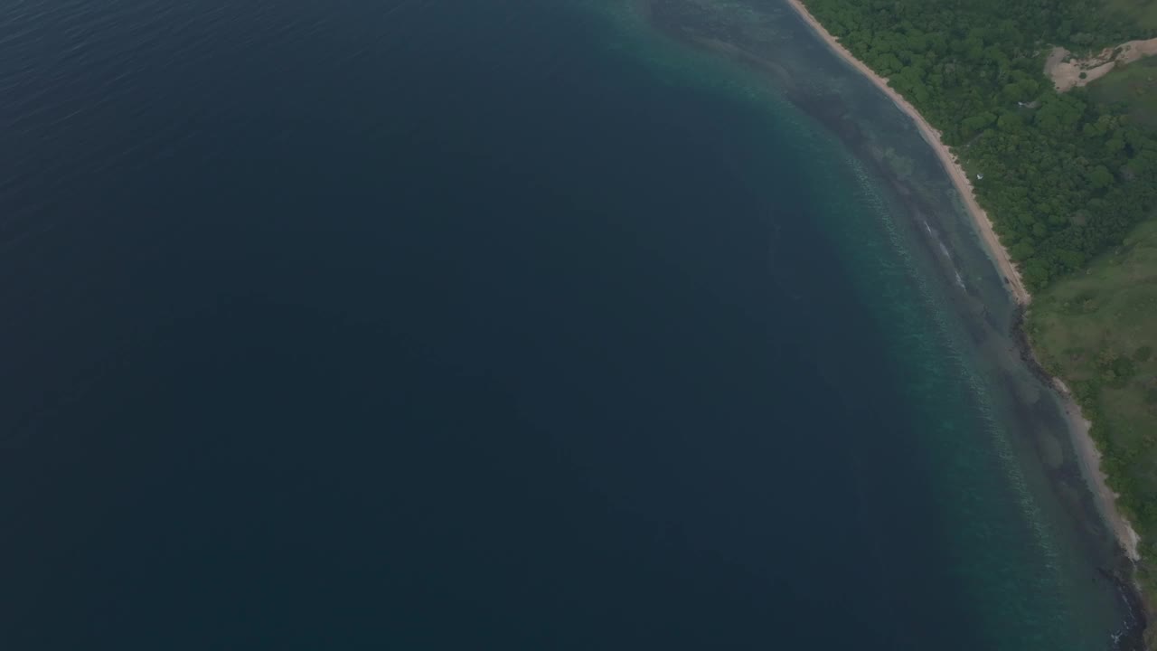 鸟瞰日落时的海岸线和海洋，印度尼西亚科莫多岛。视频素材