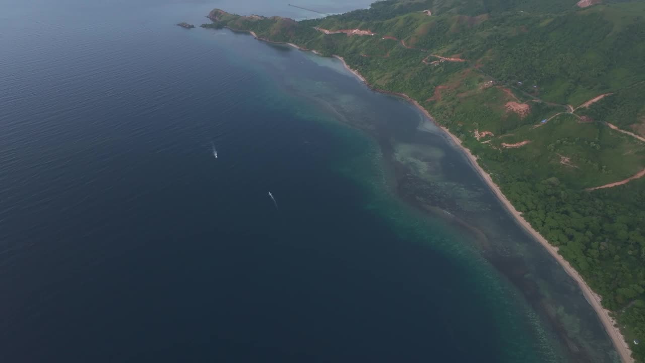 鸟瞰日落在科莫多岛海岸线，印度尼西亚。视频素材