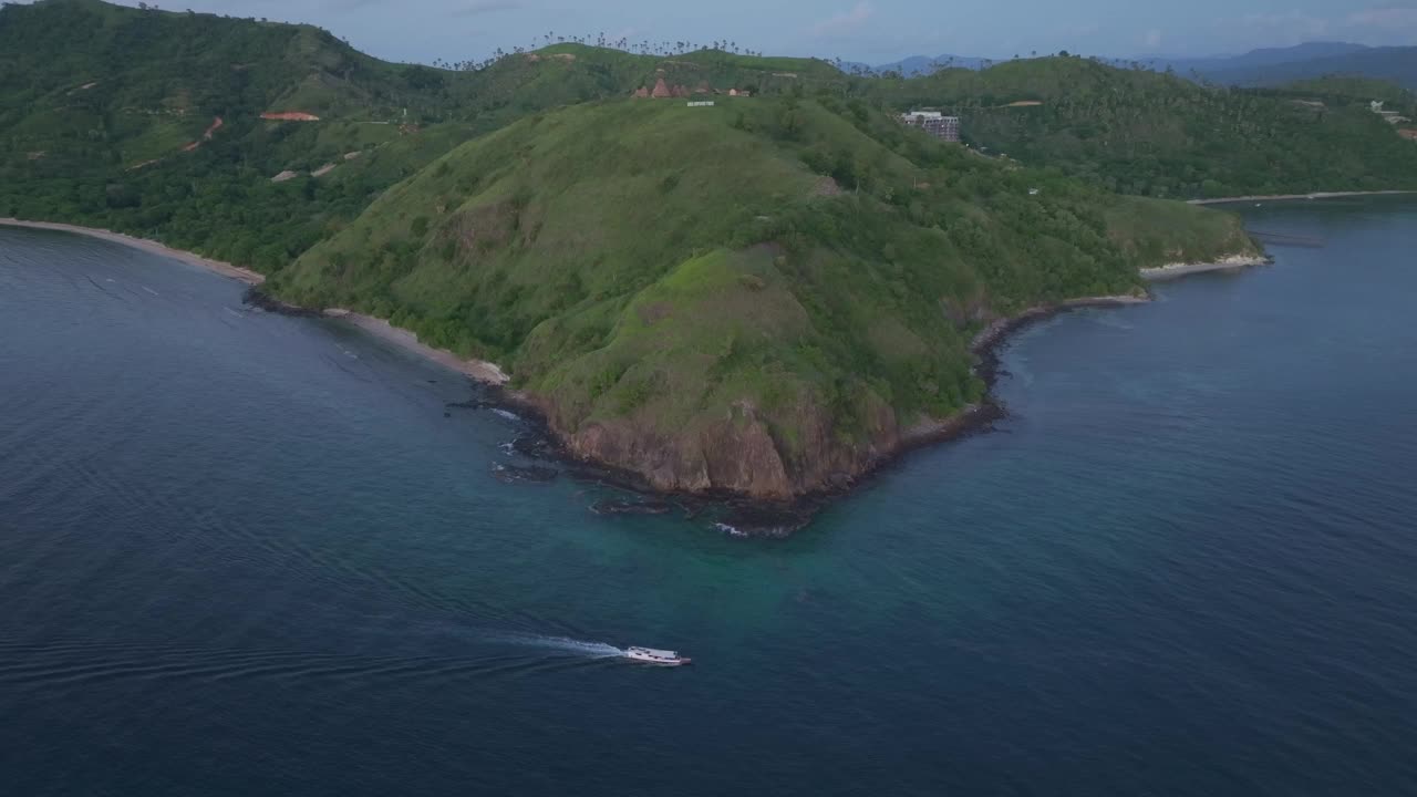 鸟瞰日落时的印尼科莫多岛海岸线。视频素材