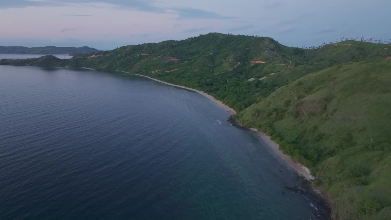 鸟瞰日落时宁静的科莫多岛海岸线，纳闽巴霍，印度尼西亚。视频素材