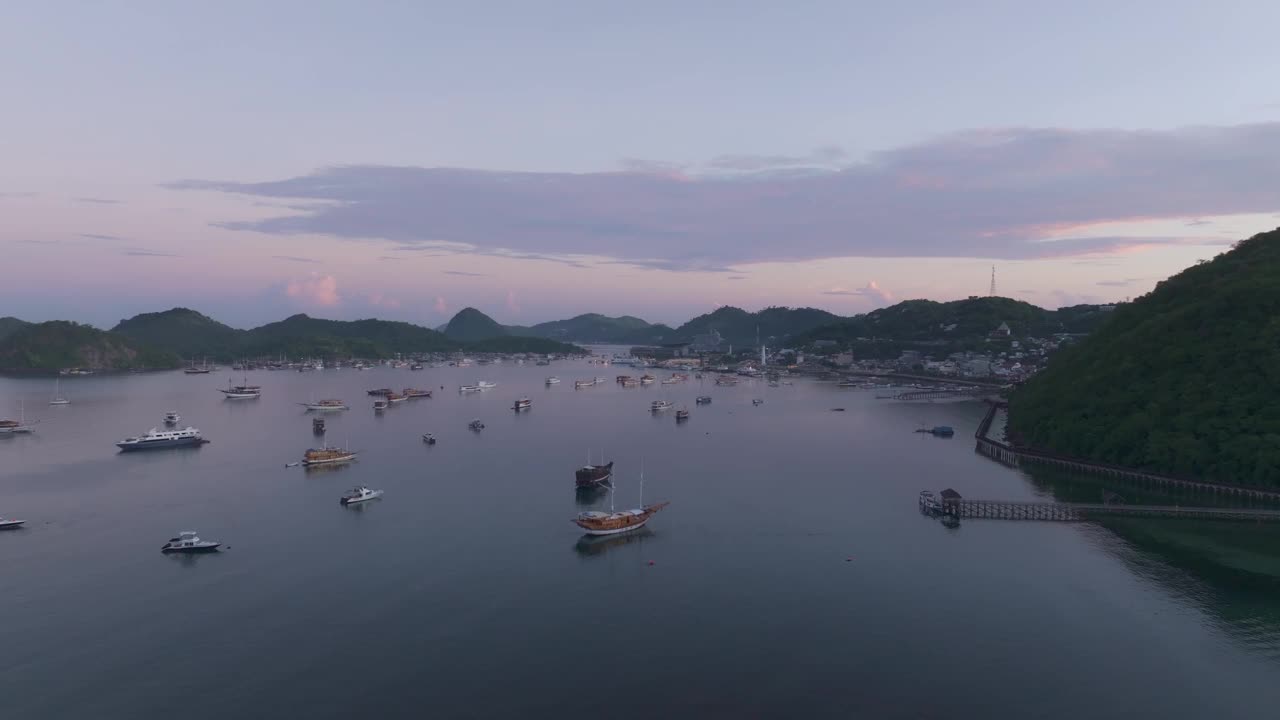 鸟瞰图的船只在港口与宁静的海岸线，印度尼西亚。视频素材