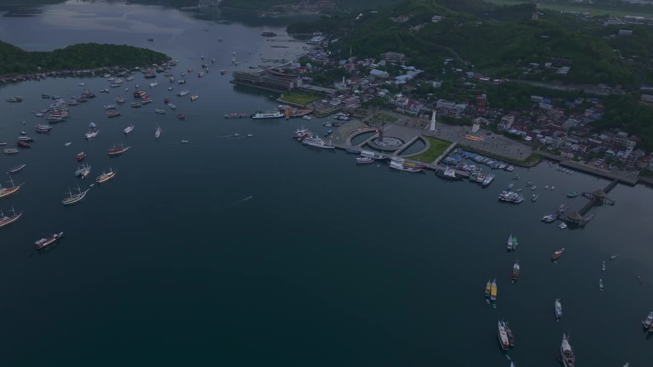 印尼科莫多岛海岸线上海港里的帆船鸟瞰图。视频素材