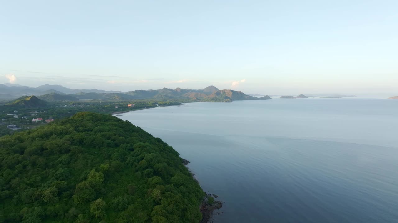 鸟瞰图的科莫多岛海岸线与帆船在日出，印度尼西亚。视频素材