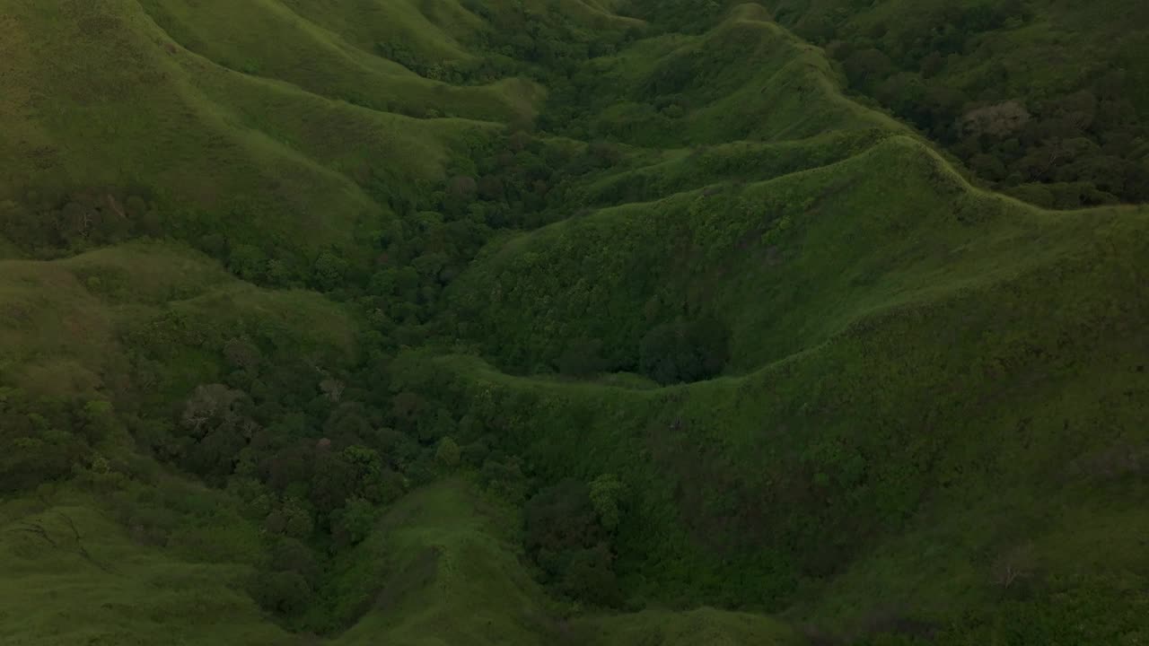 鸟瞰印尼弗洛雷斯的伊里火山。视频素材