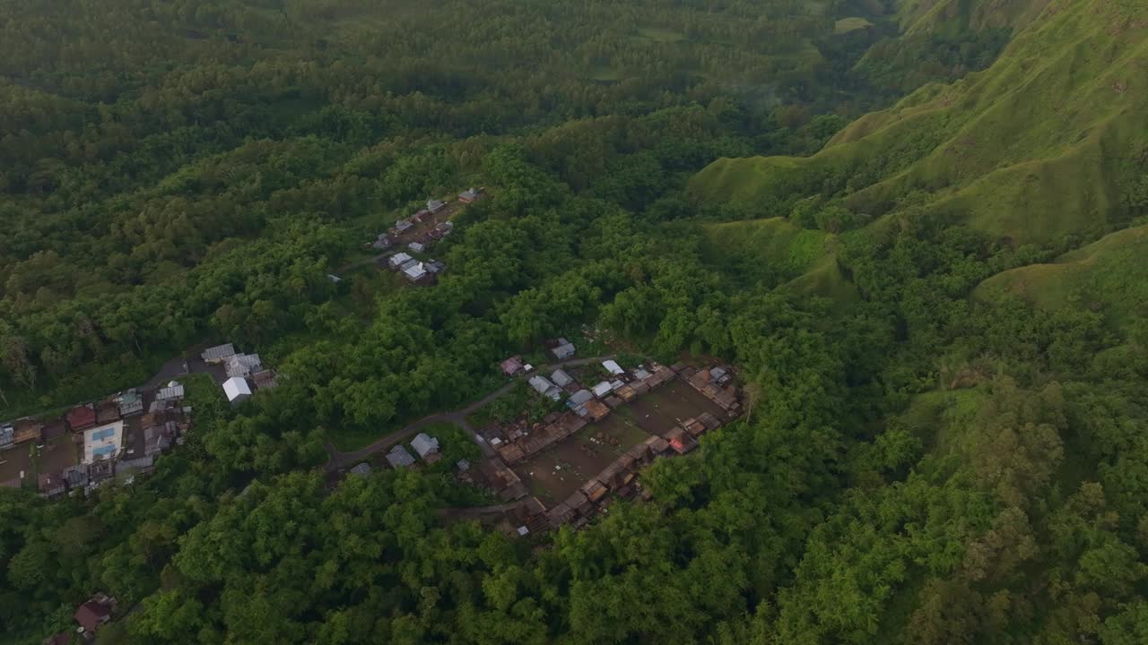 鸟瞰图，印尼，有茂密森林的伊里山。视频素材