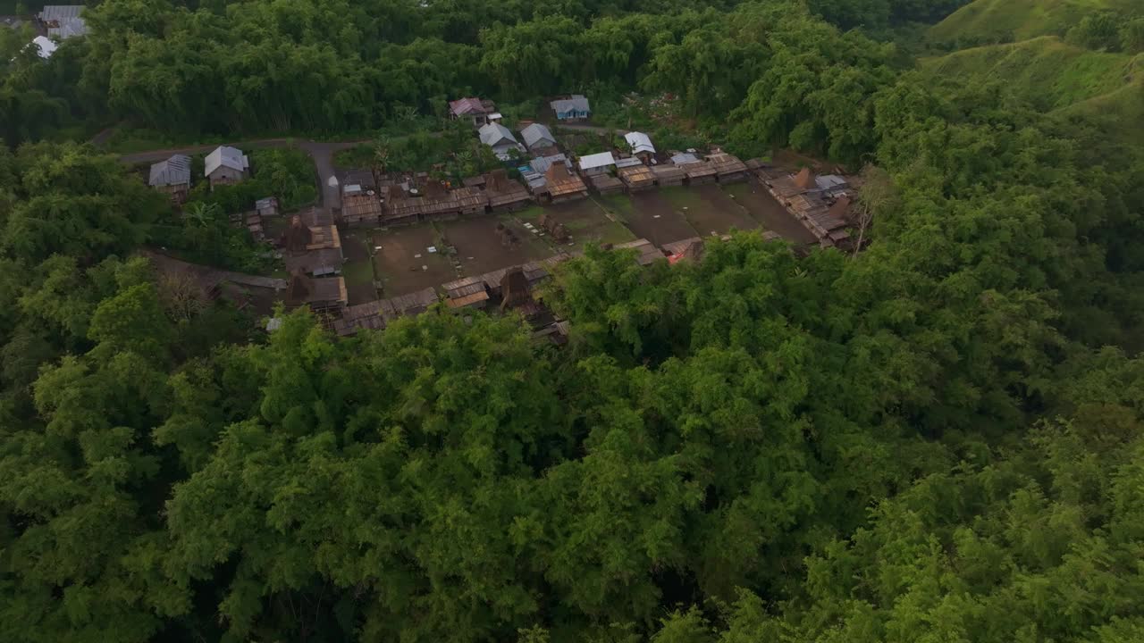 鸟瞰图，印尼弗洛雷斯的伊里山上郁郁葱葱的村庄和森林。视频素材