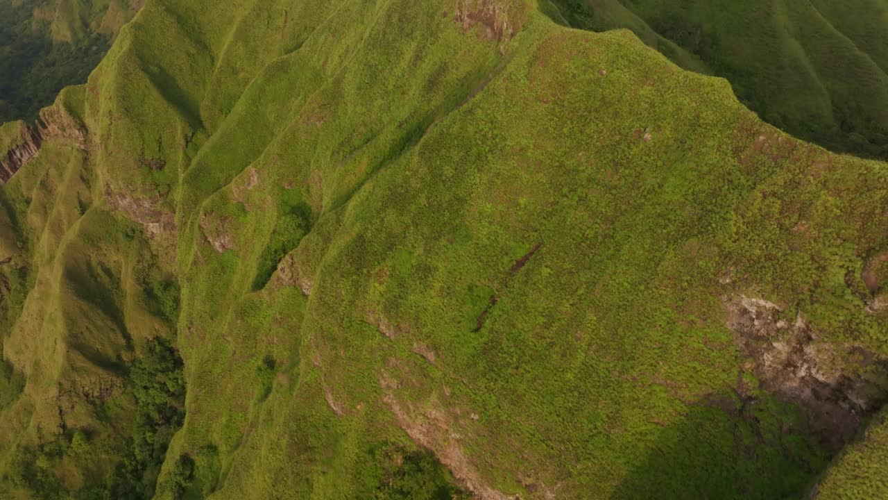 鸟瞰葱郁的绿色山脊和火山，印度尼西亚。视频素材