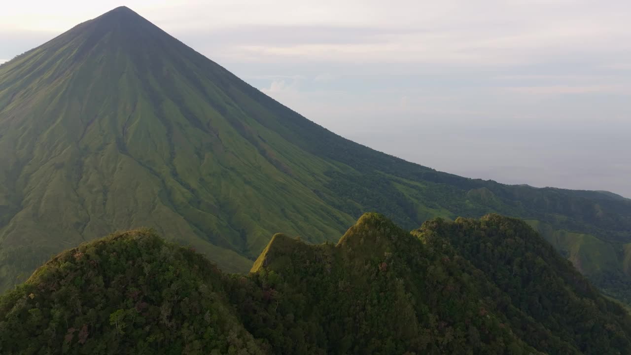 壮观的火山和郁郁葱葱的绿色森林鸟瞰图，印度尼西亚。视频素材