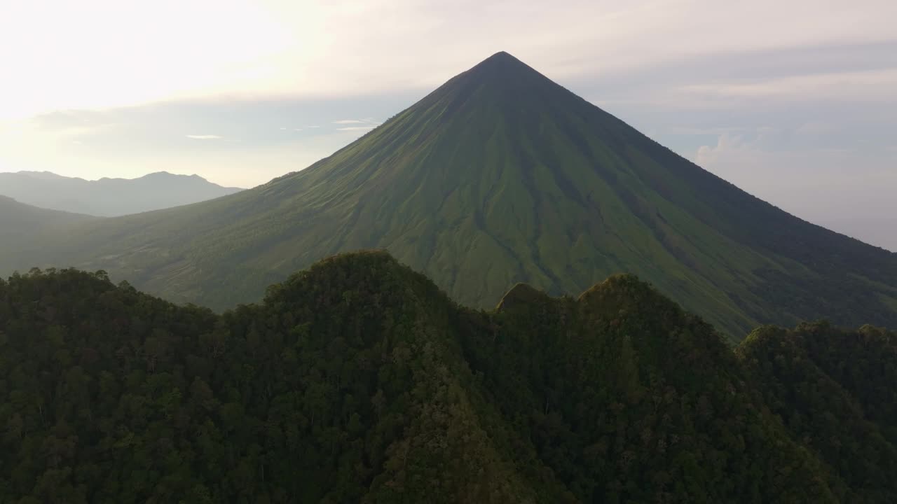 鸟瞰印尼火山形成的inrie山。视频素材