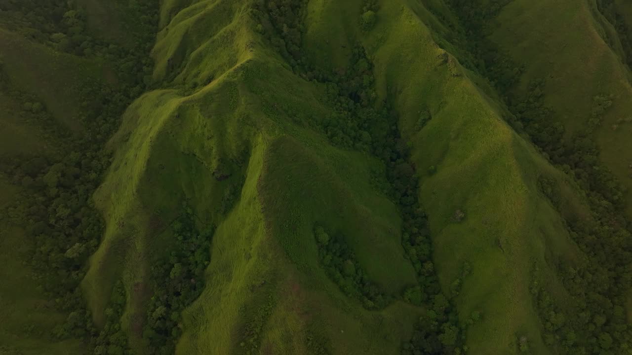 鸟瞰图的山谷，山脊，Mount inrie火山，印度尼西亚。视频素材