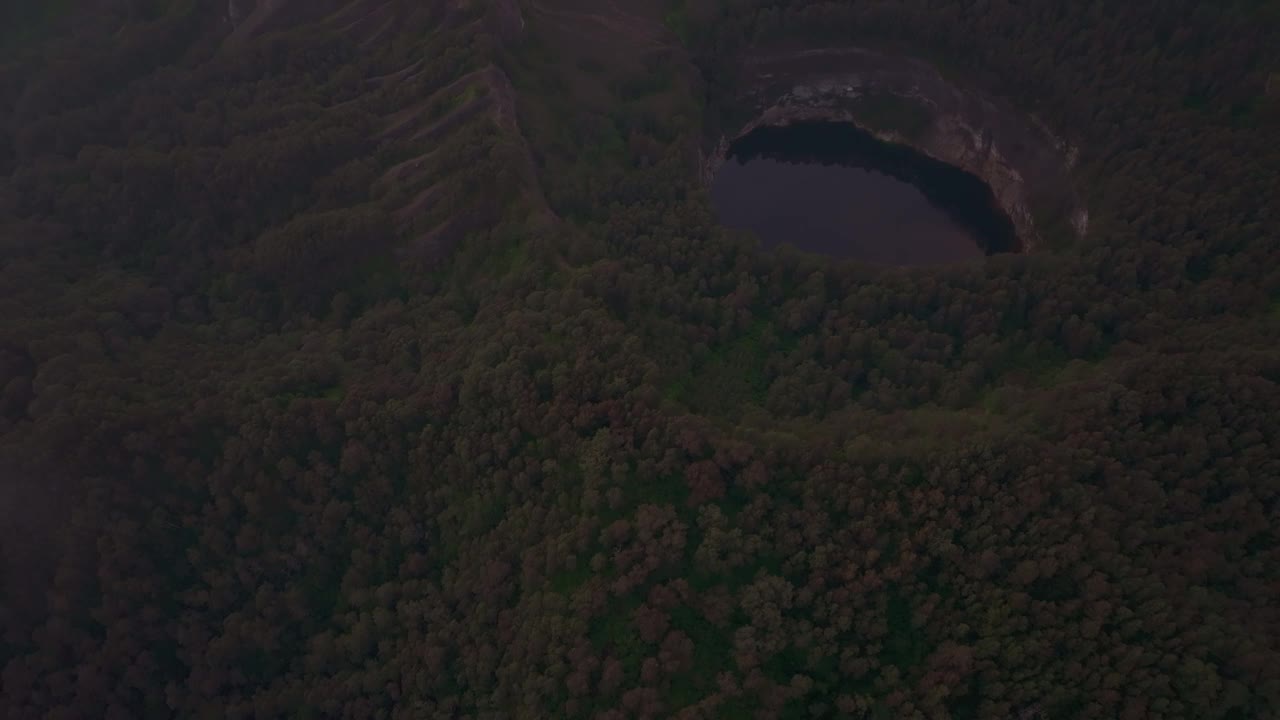 鸟瞰图Kelimutu火山与绿色和蓝色的火山口湖，印度尼西亚。视频素材