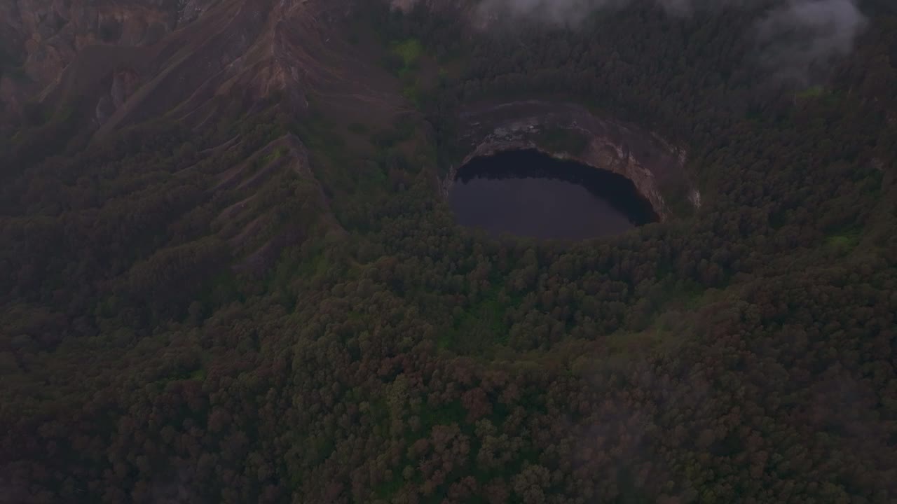 鸟瞰图火山口湖，Kelimutu，弗洛雷斯，印度尼西亚。视频素材