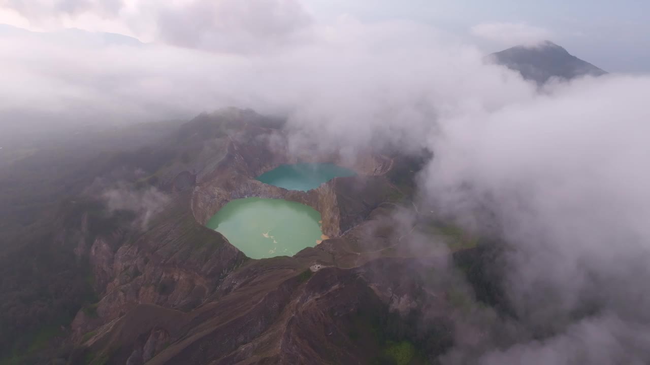 印尼雾蒙蒙的山脉和火山口湖鸟瞰图。视频素材